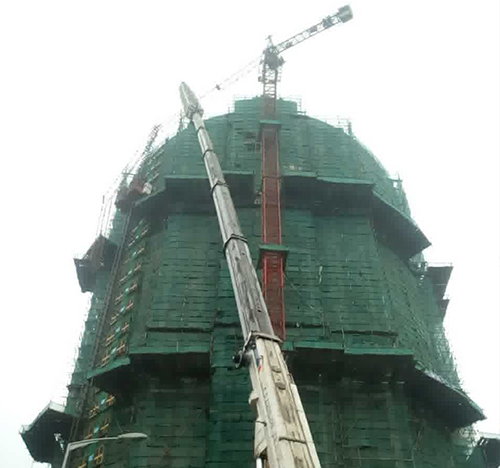裕华吊车在工地上作业